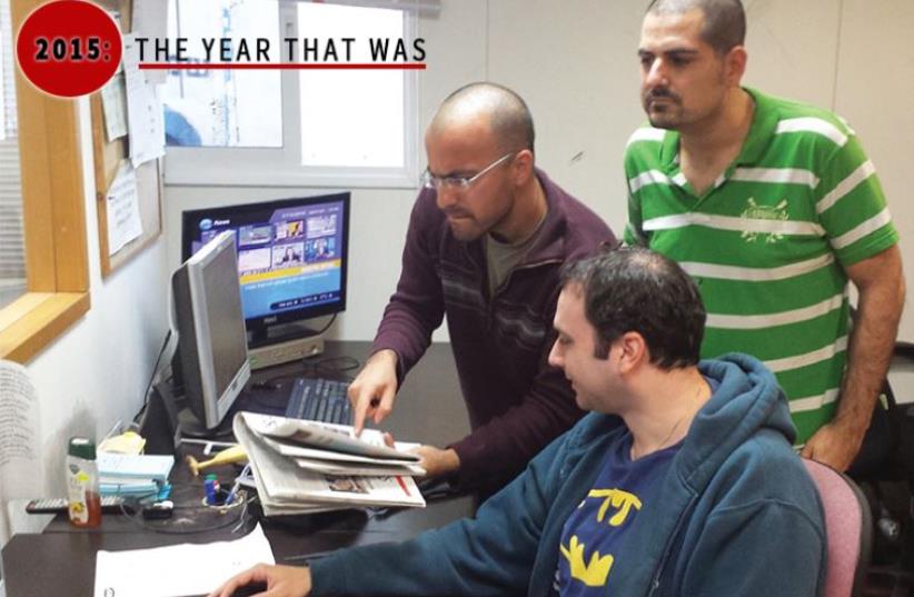 Outgoing manager of JPost.com, Nati Gabbay (right), goes over the latest headlines with his staff in our Tel Aviv office (photo credit: DANIEL CLINTON)