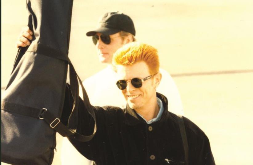 David Bowie lands in Israel for his show in July, 1996. (photo credit: ALON RON/ISRAEL SUN)