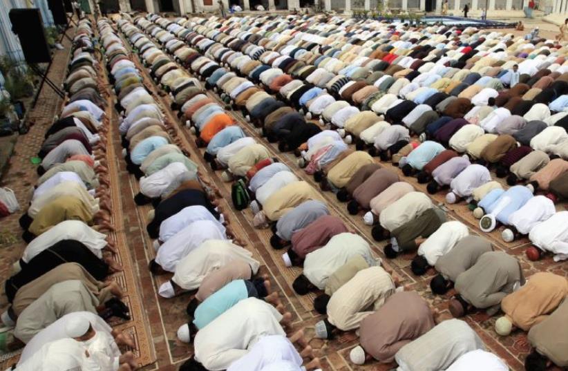 PAKISTANI MUSLIMS offer prayers on friday. The author argues that Palestinians he met were not very pious and were racist against Pakistanis. (photo credit: REUTERS)