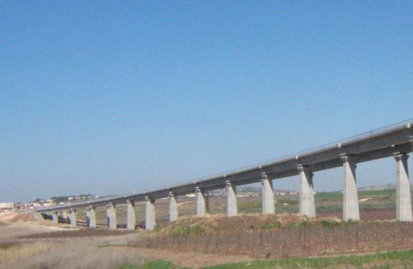 The train's bridge at the fast lane in Ayalon Valley (photo credit: DMY/WIKIMEDIA COMMONS)