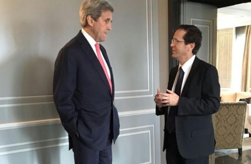 US Secretary of State John Kerry [L] meets with opposition leader Isaac Herzog in Rome, February 3, 2016 (photo credit: Courtesy)