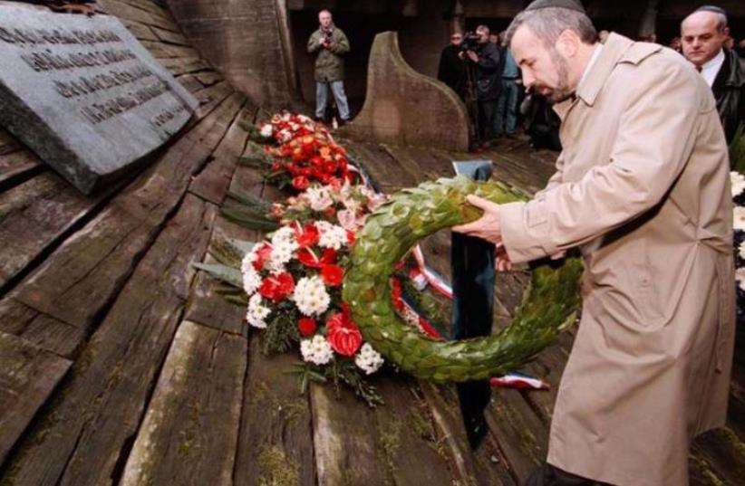 Ognjen Kraus, leader of Croatia's Jewish community, lays a wreath on the monument of Fascist victims, mostly Jews, Serbs and gypsies, during a commemoration held at the site of the former World War Two concentration camp in Jasenovac April 19, 1998 (photo credit: REUTERS)