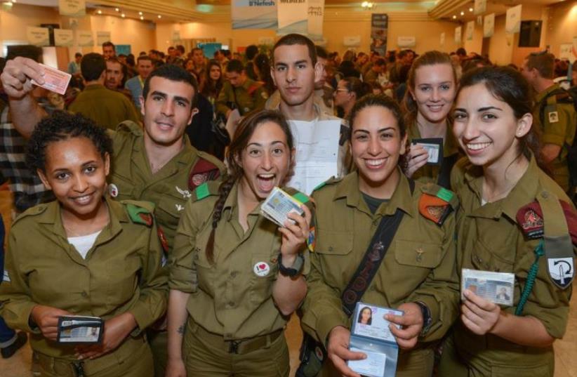HAPPY LONE SOLDIERS at Thursday’s ‘Yom Siddurim’ event sponsored by Nefesh B’Nefesh and Friends of the IDF. (photo credit: SHAHAR AZRAN)