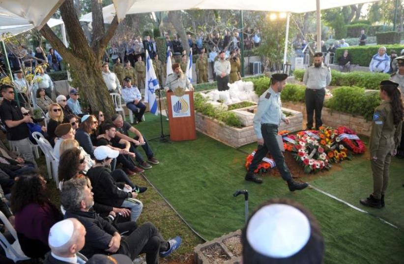 Funeral of Yom Kippur war hero Avigdor Ben-Gal  (photo credit: AVSHALOM SHOSHANI)