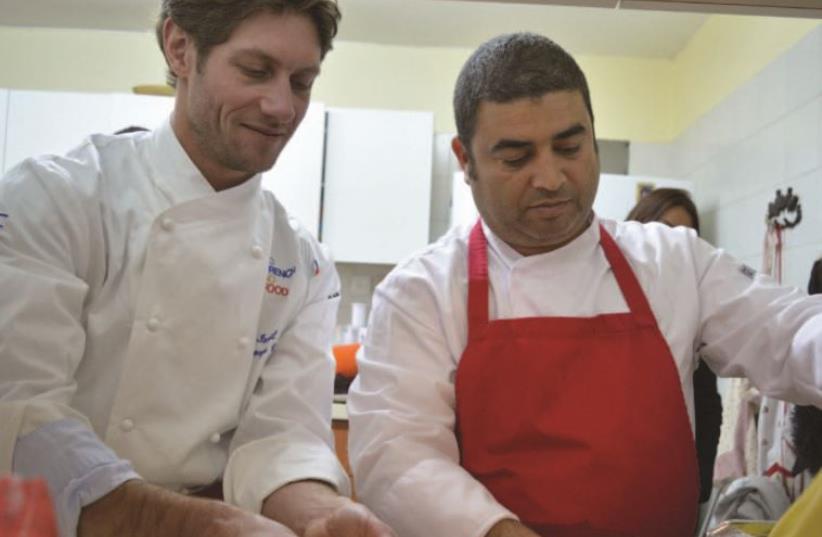 Chef Georges Camuzet (left) of the L’air de Famille restaurant in Toulouse, with chef Sahar Raphael of Beersheba’s Cramim. (photo credit: MIRIAM KRESH)