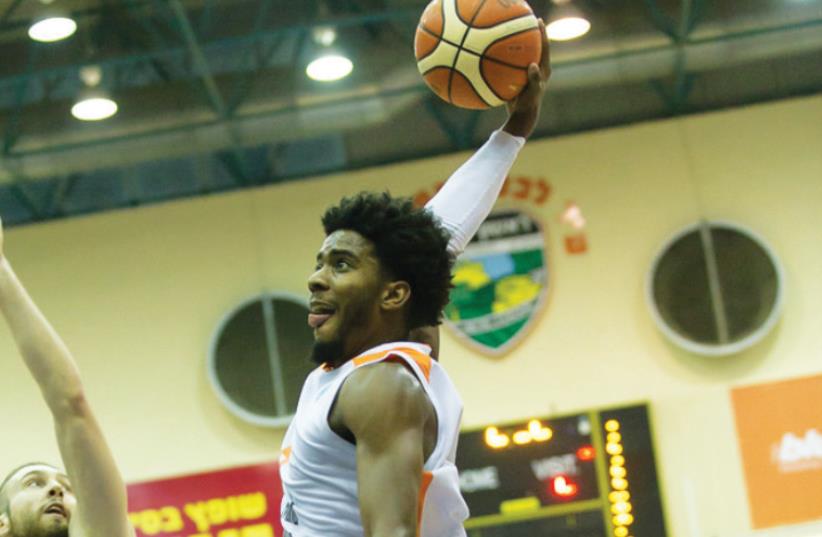 Maccabi Rishon Lezion guard Shawn Dawson scored a game-high 25 points in his team’s 93-85 win over Ventspils of Latvia last night, helping secure Rishon’s progress to the Europe Cup quarterfinals. (photo credit: ODED KARNI/ISRAEL BASKETBALL ASSOCIATION))