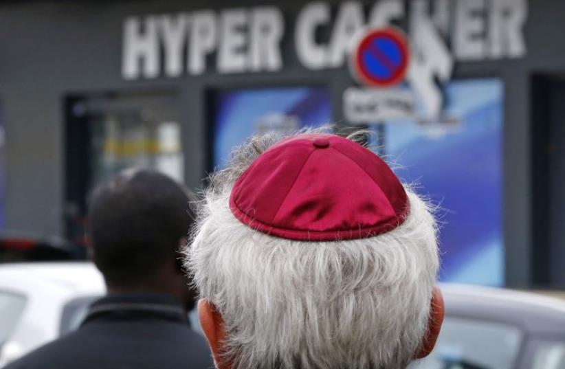 People pay tribute to the victims of a hostage taking outside the Hyper Cacher kosher supermarket near Porte de Vincennes in eastern Paris (photo credit: REUTERS)