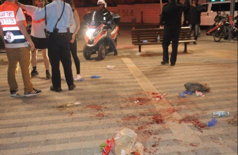 Scene of Tel Aviv-Yafo stabbing attack, March 8, 2016. (photo credit: AVSHALOM SASSONI)