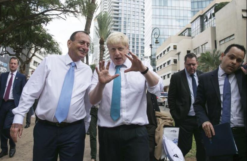London Mayor Boris Johnson (center) chats with Tel Aviv Mayor Ron Huldai during his visit to Israel, November 9 (photo credit: REUTERS)