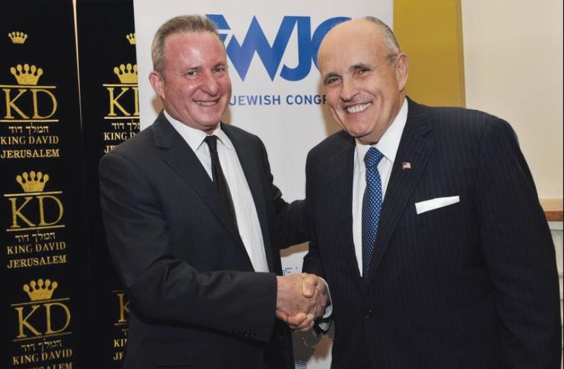 ‘The Jerusalem Post’ Editor-In-Chief Steve Linde (left) and former New York City mayor Rudolph Giuilani at a dinner this past Sunday at Jerusalem’s King David Hotel, co-hosted by the World Jewish Congress and the Greenberg Traurig law firm (photo credit: ANDRES LACKO/WORLD JEWISH CONGRESS)