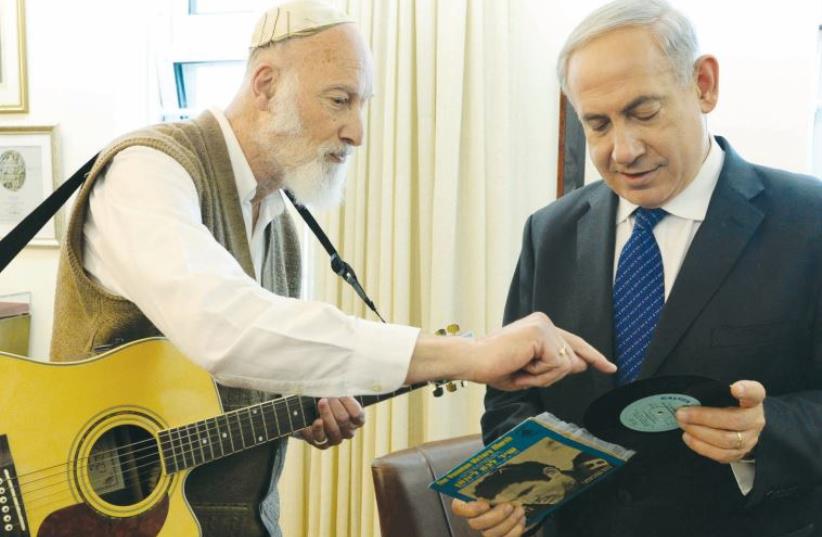David Herman met with Prime Minister Benjamin Netanyahu in 2014 to sing a tribute to his brother the late Yonatan Netanyahu (photo credit: Courtesy)