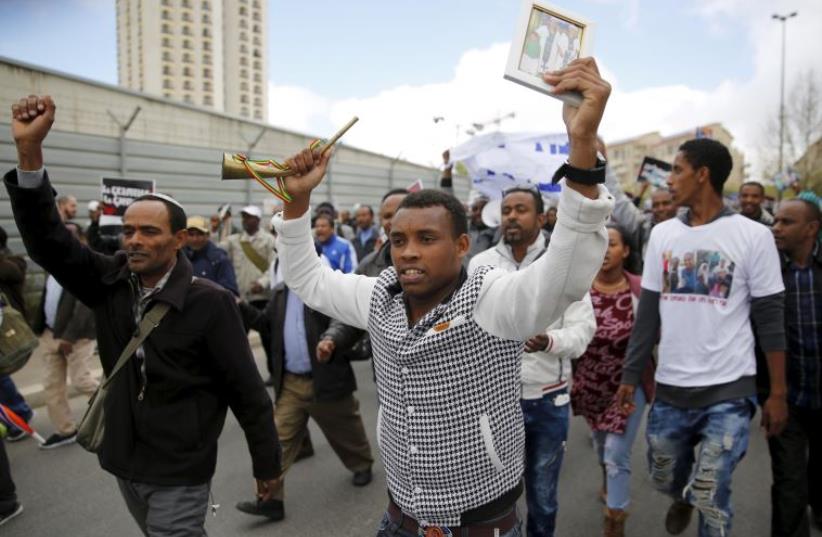Israelis of Ethiopian descent take part in a protest in Jerusalem calling on gov't to bring the remaining members of their community living in Ethiopia, known as Falash Mura to settle in Israel, March 20, 2016.  (photo credit: REUTERS)