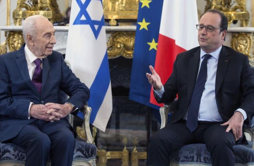 Former Israeli President Shimon Peres (L) discusses with French President Francois Hollande during a meeting at the Elysee Palace in Paris, France, March 25, 2016.  (photo credit: REUTERS)