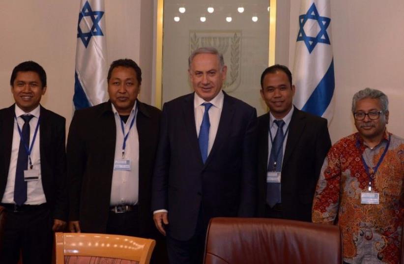 Netanyahu meets with Indonesian journalists in Jerusalem, March 28, 2016 (photo credit: HAIM ZACH/GPO)