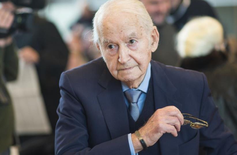 Holocaust survivor and former prisoner at Auschwitz death camp Leon Schwarzbaum waits in the courtroom in Detmold, Germany, February 12, 2016 (photo credit: REUTERS)