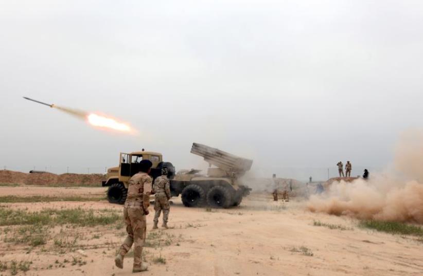 Iraqi soldiers fire a rocket toward Islamic State militants on the outskirt of the Makhmour south of Mosul, Iraq, March 25, 2016 (photo credit: REUTERS)