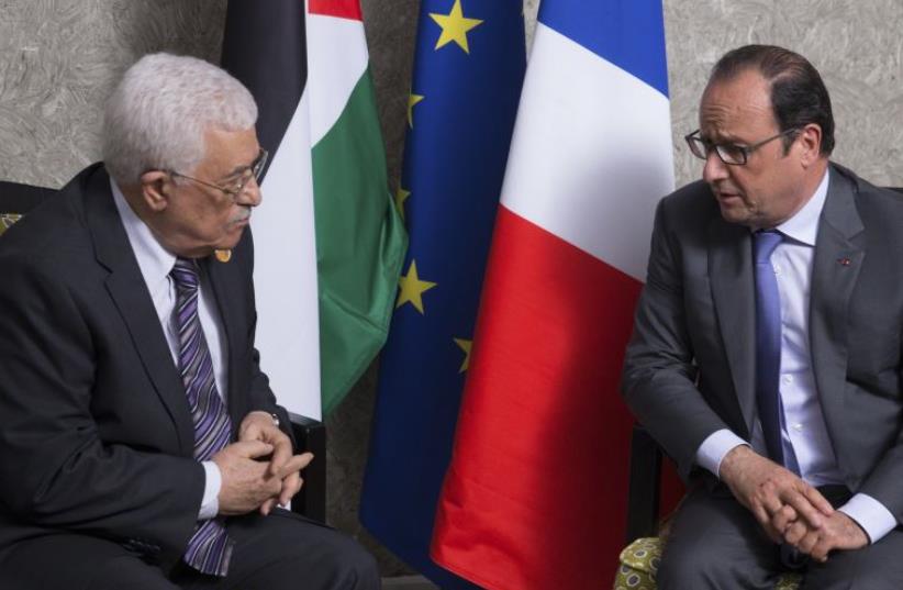 French President Francois Hollande (R) and Palestinian Authority President Mahmoud Abbas meet on the occasion of the inauguration of a new Suez Canal waterway, in Ismailia, Egypt, August 6, 2015 (photo credit: REUTERS)