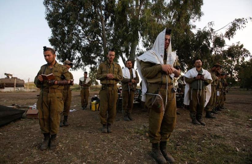 IDF soldiers from the Golani Brigade pray (photo credit: REUTERS)