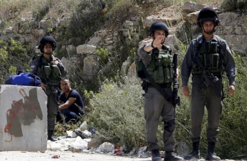 Israeli border police in the West Bank city of Hebron April 24, 2016 (photo credit: REUTERS)