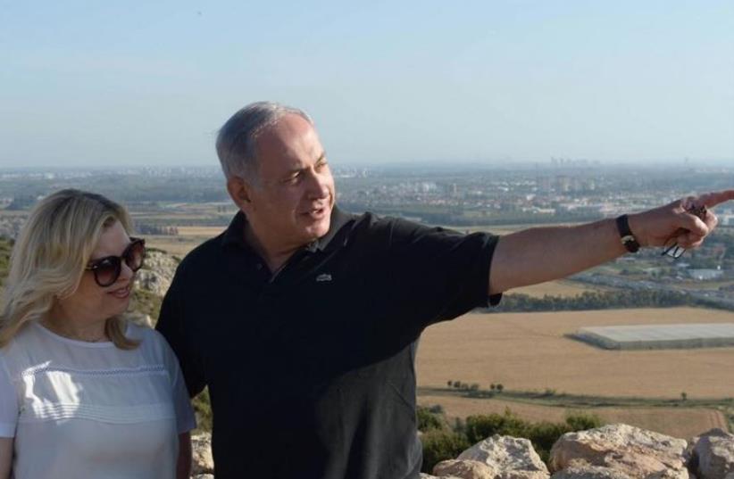 Prime Minister Benjamin Netanyahu and his wife, Sara, during a Passover excursion in northern Israel (photo credit: AMOS BEN-GERSHOM/GPO)