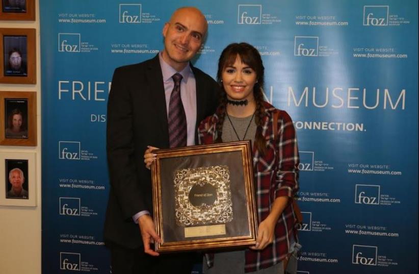 Argentinian singer and actress Mariana "Lali" Espósito receives the Friend of Zion Friendship award from Ilan Scolnik (photo credit: Courtesy)