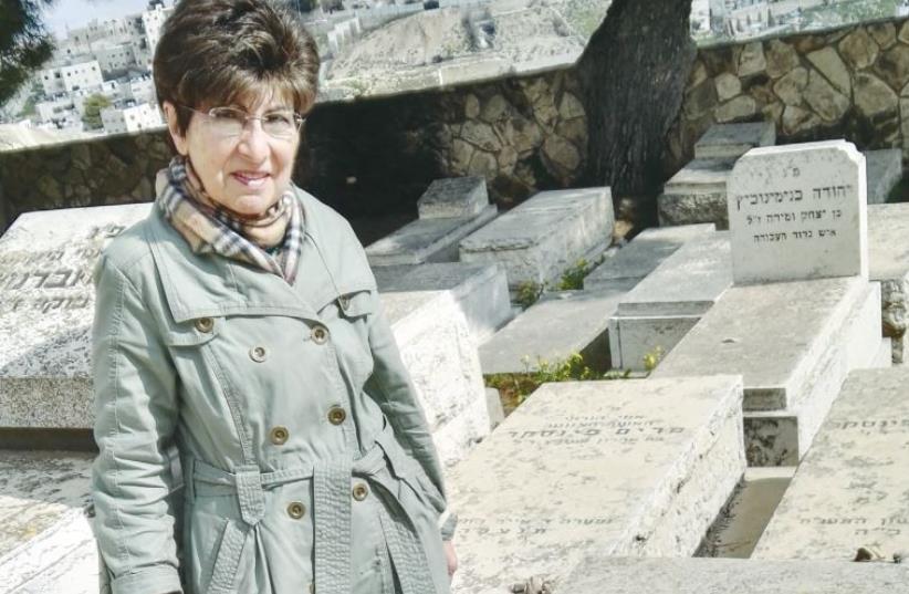 Michal Pomerance Slonim visiting the grave of her cousin Bella Papirowicz for the first time (photo credit: Courtesy)