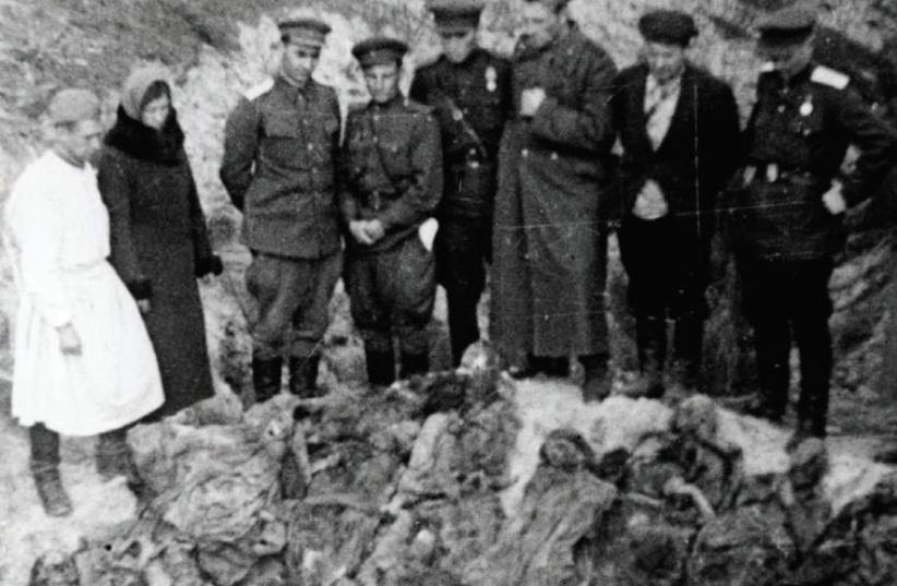 SOVIET SOLDIERS stand by a mass grave in Lyady, Belarus, in 1943. (photo credit: COURTESY YAD VASHEM)