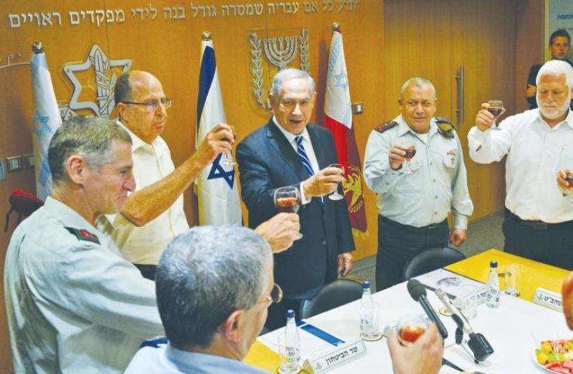 Prime Minister Benjamin Netanyahu, Defense Minister Moshe Ya'alon, and the IDF General Staff raise an Independence Day toast in Tel Aviv (photo credit: GPO)