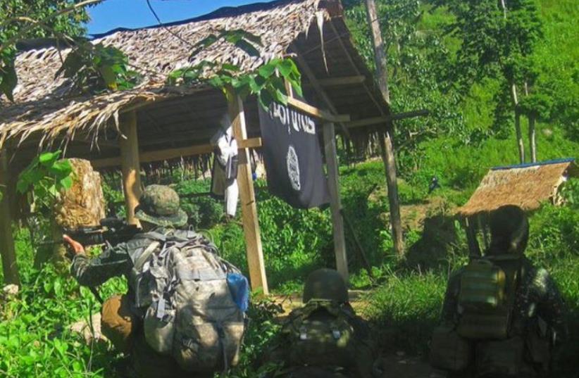 the Philippine army hunts ISIS fighters (photo credit: ARAB SOCIAL MEDIA)