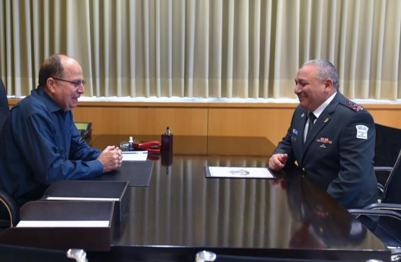 Former Defense Minister Moshe Ya'alon (L) in farewell meeting with IDF Chief-of-Staff Gadi Eizenkot- May 22, 2016 (photo credit: DEFENSE MINISTRY)