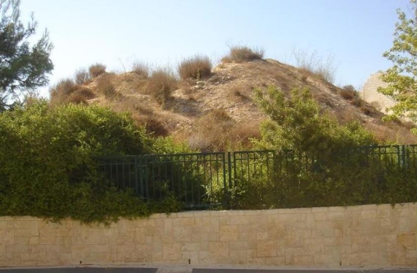 Tumulus 2  in Jerusalem, excavated by W.F. Albright in 1923. His excavation trench is still visible at the top of the structure (photo credit: Wikimedia Commons)