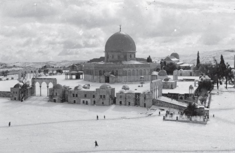 The Dome of the Rock in the snow, 1940s (photo credit: MOSHE ‘NIOCLAS’ SACHWARTZ)