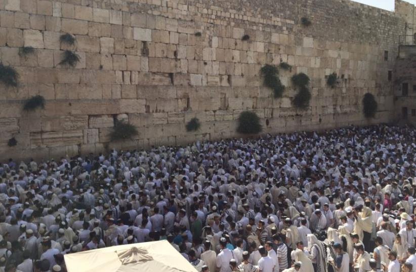 Worshipers at the Western Wall to mark the start of Jerusalem Day, June 5, 2016 (photo credit: ISRAEL POLICE)