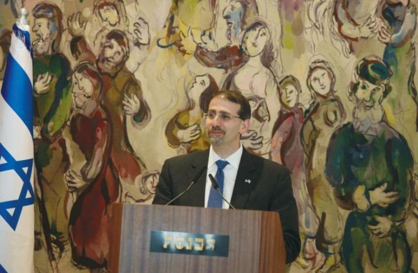 US Ambassador to Israel Dan Shapiro speaks in the Knesset with the Chagall murals behind him (photo credit: YITZHAK HARARI)