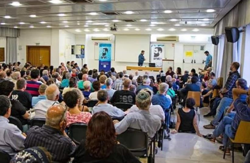 STUDENTS AT Ben-Gurion University of the Negev participate in a recent extra-curricular program in Zionist thought run by the Im Tirtzu NGO (photo credit: Courtesy)