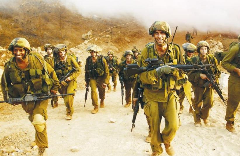 IDF soldiers walk together after leaving Lebanon near the Israel-Lebanon border in August 2006 (photo credit: IDF SPOKESMAN’S UNIT)