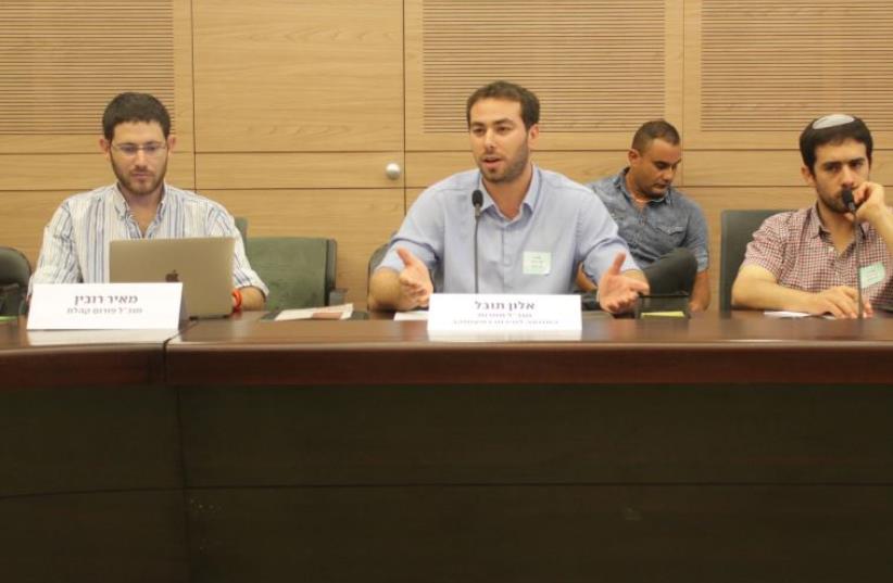 CEO and founder of 'Tacharut', Alon Tuval (center), speaks at the Freedom of Employment Conference at the Knesset.  (photo credit: UDI SHAHAM)