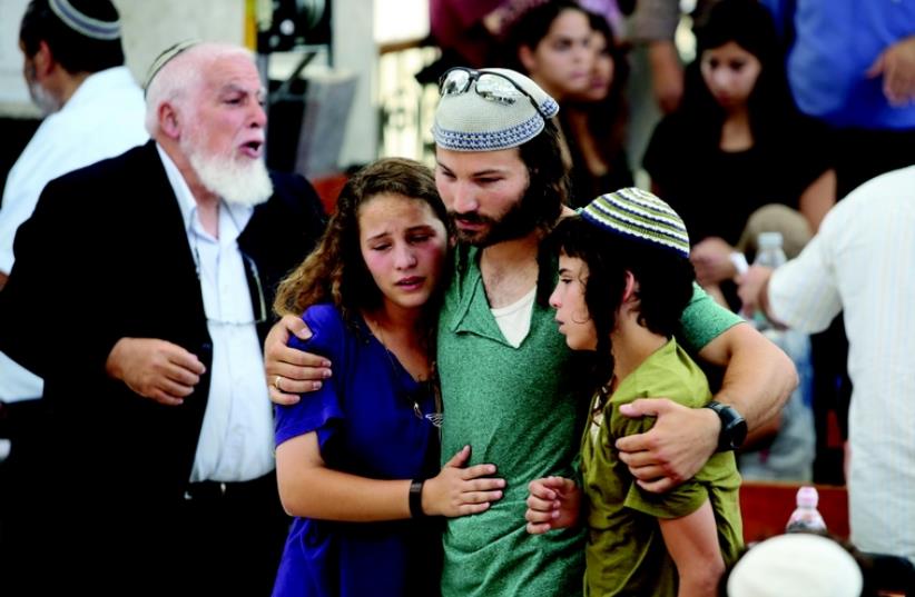Les enfants endeuillés du rabbin Mickael Mark (photo credit: MARC ISRAEL SELLEM/THE JERUSALEM POST)