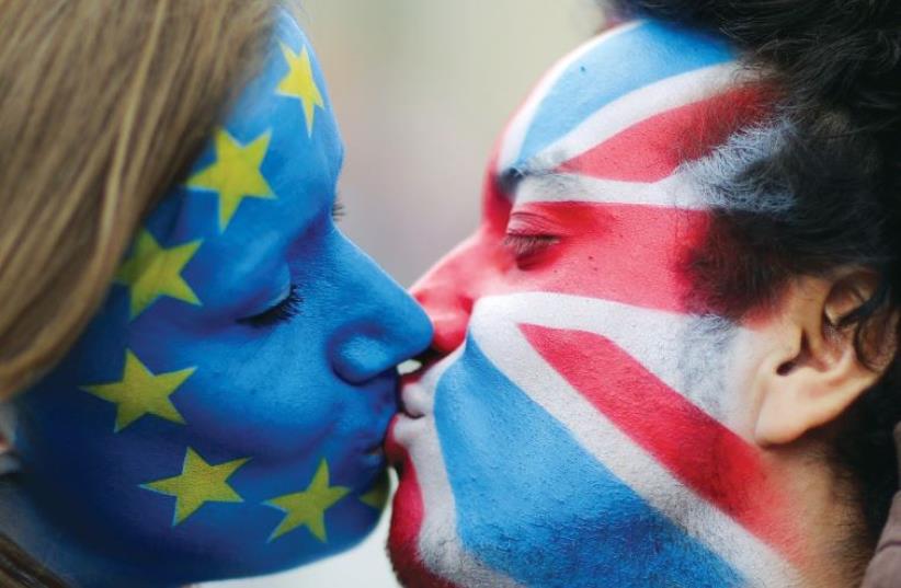 Unfortunately the relationship between the EU and Britain is not as cozy as this couple make it appear to be (photo credit: REUTERS)