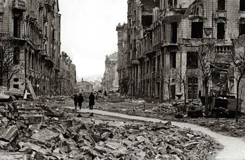 A STREET in Warsaw destroyed during the failed 1944 uprising against Nazi occupiers (photo credit: WIKIMEDIA)