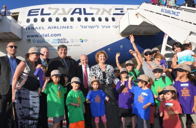 Nefesh B’Nefesh Founders Rabbi Yehoshua Fass and Tony Gelbart, Sofa Landver and Danny Atar welcome an Aliyah charter flight of North American Olim to Israel (photo credit: SHAHAR AZRAN)