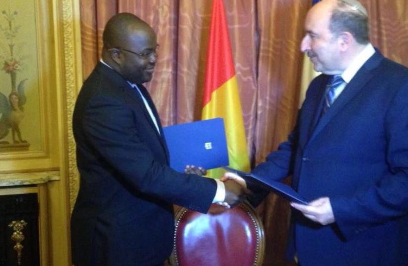 Foreign Ministry director-general Dore Gold and Ibrahim Khalil Kaba, the chief of staff for Guinean president Alpha Conde, sign declaration re-establishing ties in Paris. (photo credit: Courtesy)