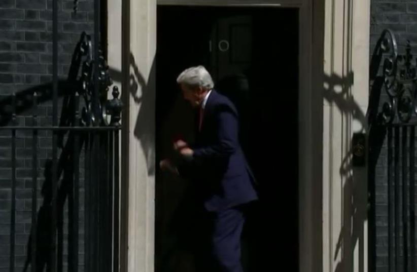 John Kerry accidentally bumps into Downing Street door (photo credit: screenshot)