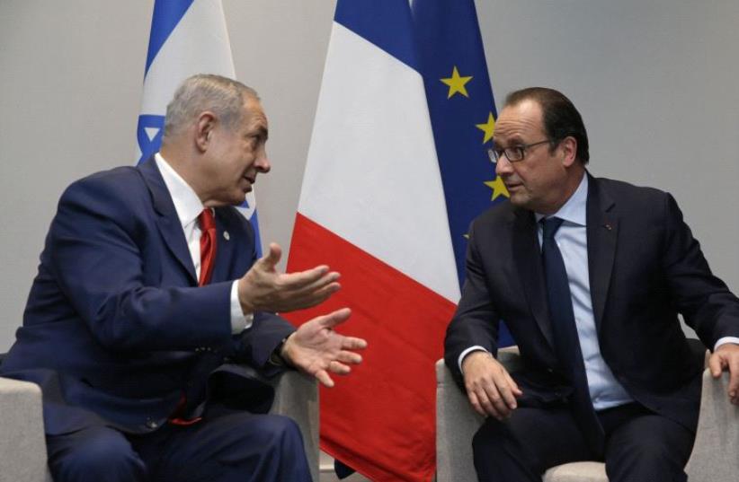 French President Francois Hollande (R) and Prime Minister Benjamin Netanyahu at the World Climate Change Conference 2015 (COP21) at Le Bourget, near Paris, France, November 30, 2015 (photo credit: REUTERS)