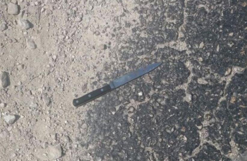 Knife used in attempted stabbing attack at the Huwara checkpoint near Nablus, July 31, 2016 (photo credit: IDF SPOKESPERSON'S UNIT)
