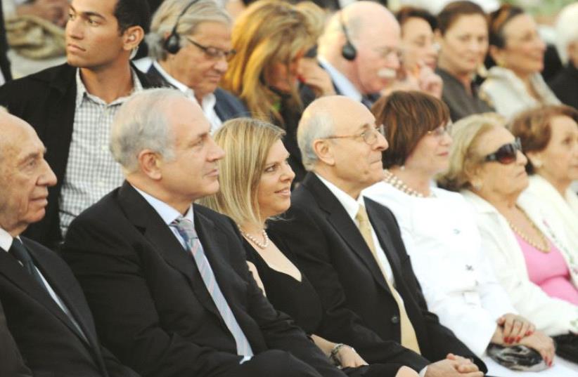 Yitshak Molcho aux côtés de Benjamin et Sara Netanyahou (photo credit: GPO)
