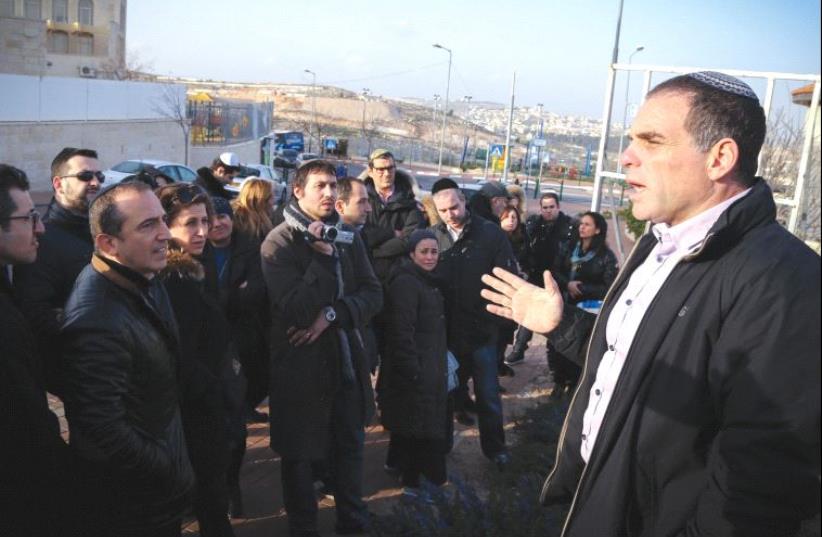 ODED REVIVI speaks to a group on a recent tour of Efrat. (photo credit: FLASH90)