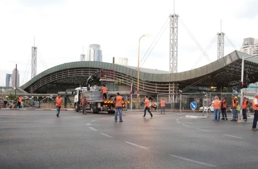 CREWS WORK on expanding the Tel Aviv Railway Station on Shabbat. (photo credit: ALONI MOR)