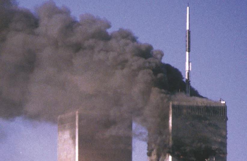 Les tours jumelles en feu le 11 septembre 2001 (photo credit: REUTERS)