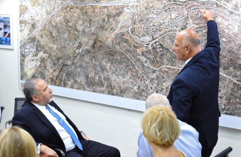 Avigdor Liberman discusses a map of Ariel with the city's mayor. (photo credit: COURTESY ARIEL MUNICIPALITY)